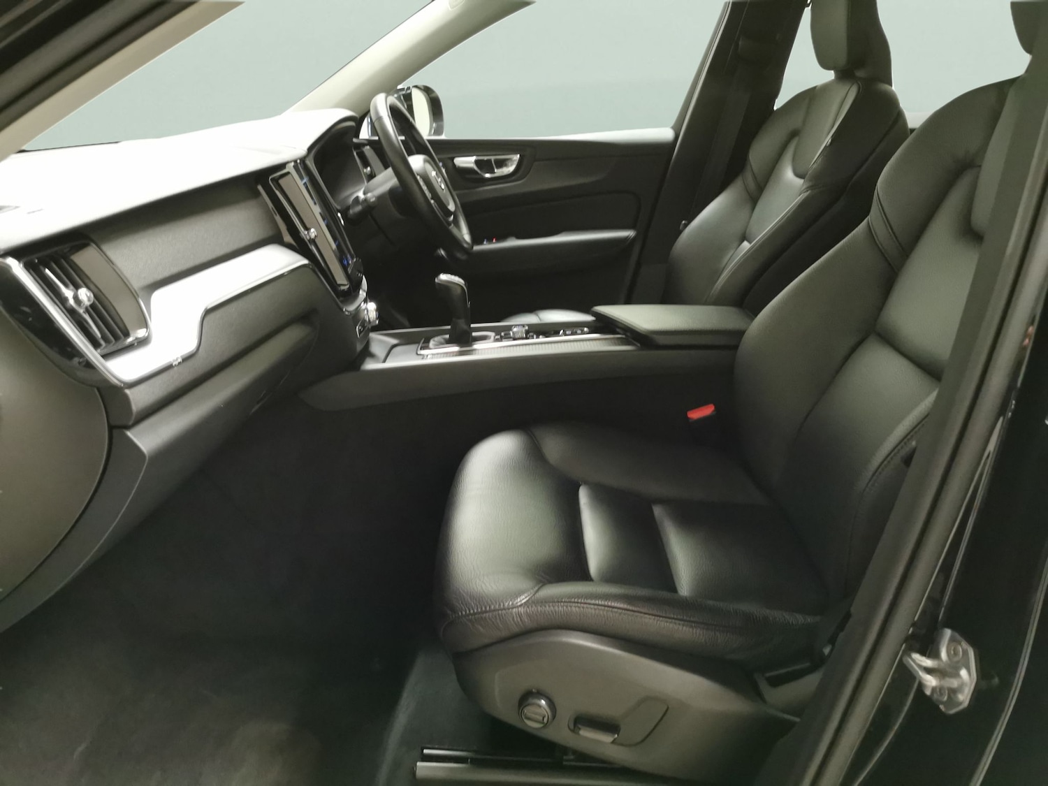 Used Volvo XC60 2018 for sale - 78132549: Photo 4