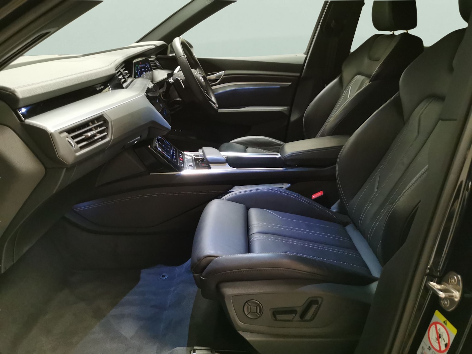 Used Audi e-tron 2023 for sale - 77896660: Photo 4