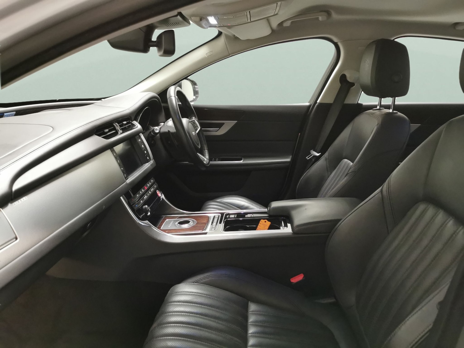 Used Jaguar XF 2018 for sale - 77448097: Photo 4