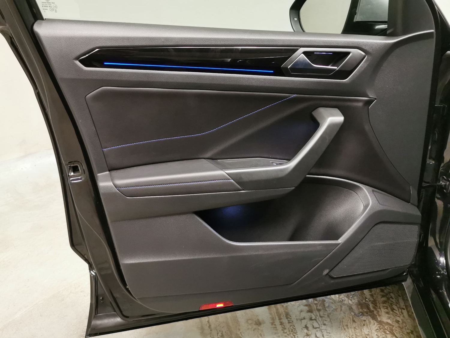 Used Volkswagen T-Roc 2023 for sale - 77262135: Photo 24