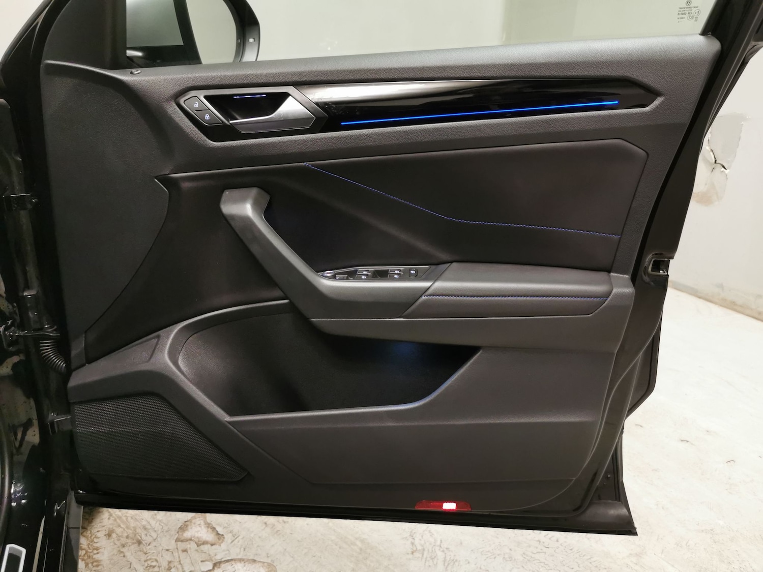 Used Volkswagen T-Roc 2023 for sale - 77262135: Photo 27