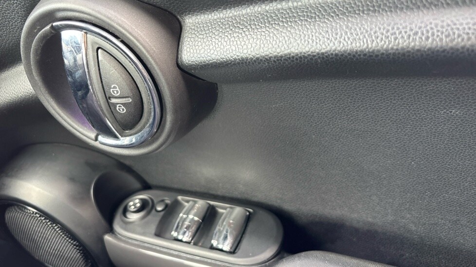 Used MINI Convertible 2019 for sale - 75615167: Photo 32