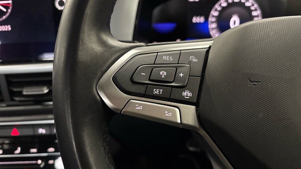 Used Volkswagen T-Roc 2023 for sale - 76589916: Photo 25