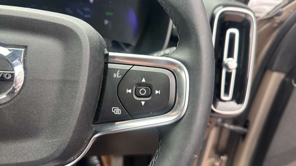 Used Volvo XC40 2023 for sale - 76117039: Photo 24