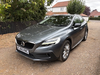 Used Volvo V40 2016 for sale - 79537790: Photo