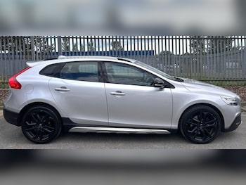 Used Volvo V40 Cross Country 2018 for sale - 79422100: Photo