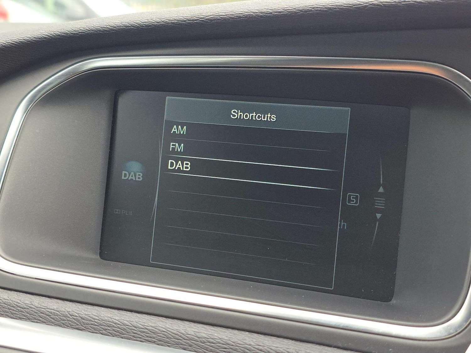 Used Volvo V40 2014 for sale - 76107319: Photo 30