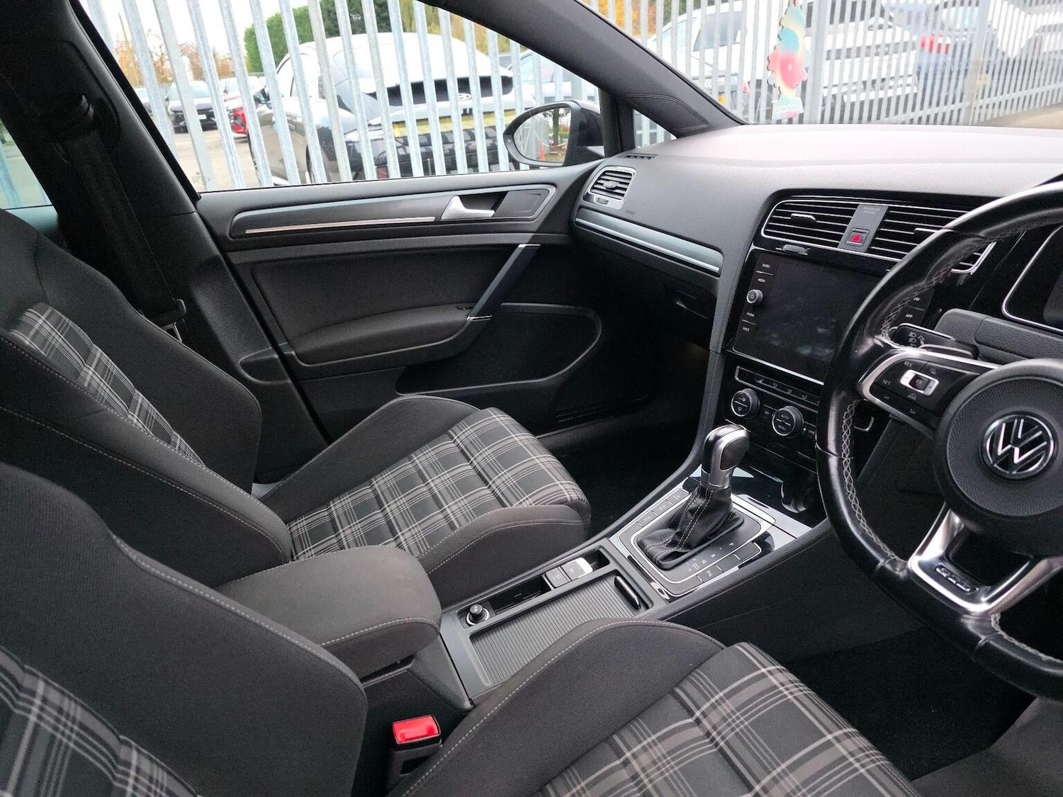 Used Volkswagen Golf 2017 for sale - 76525730: Photo 2