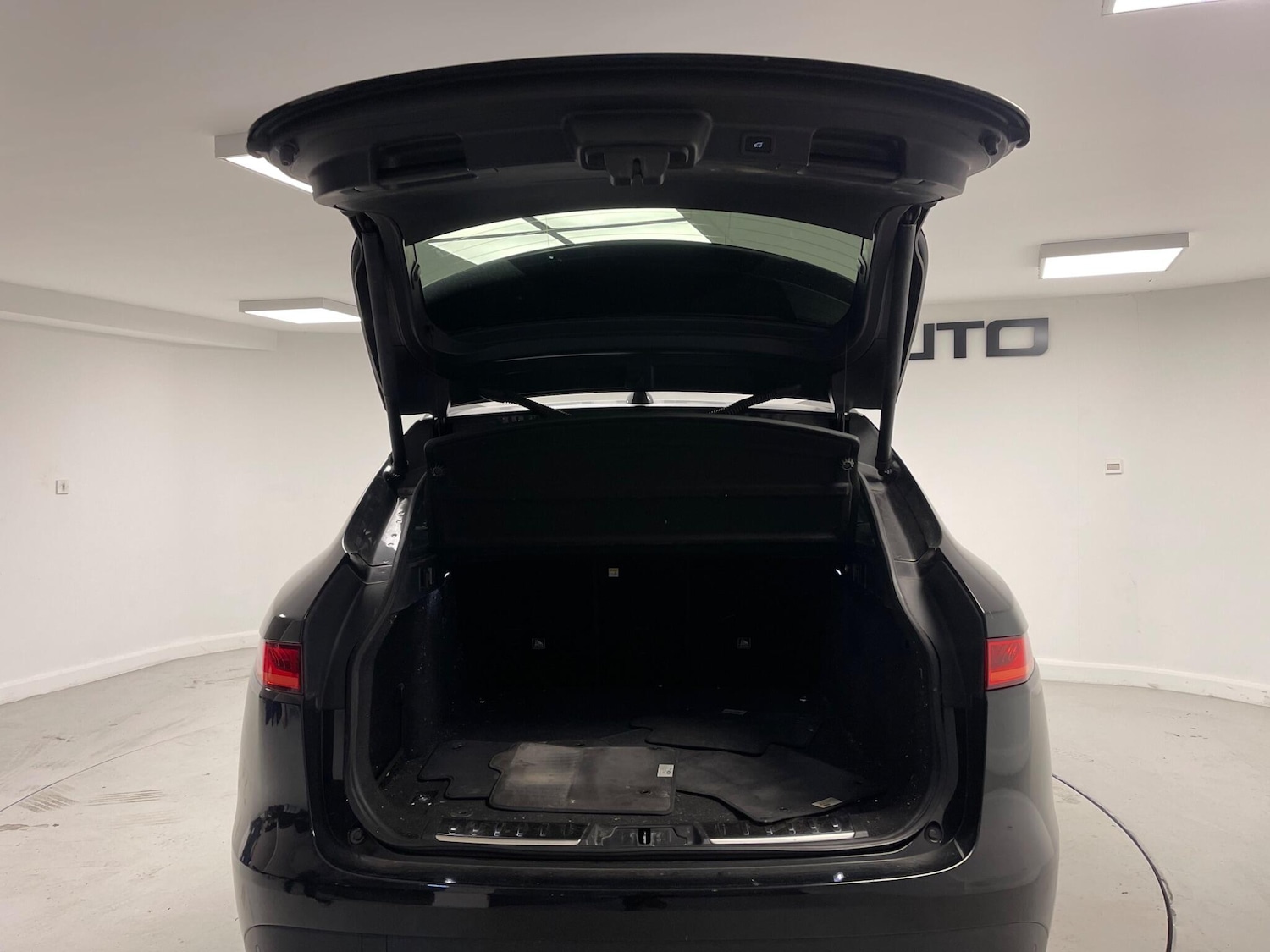 Used Jaguar F-Pace 2019 for sale - 76377842: Photo 29