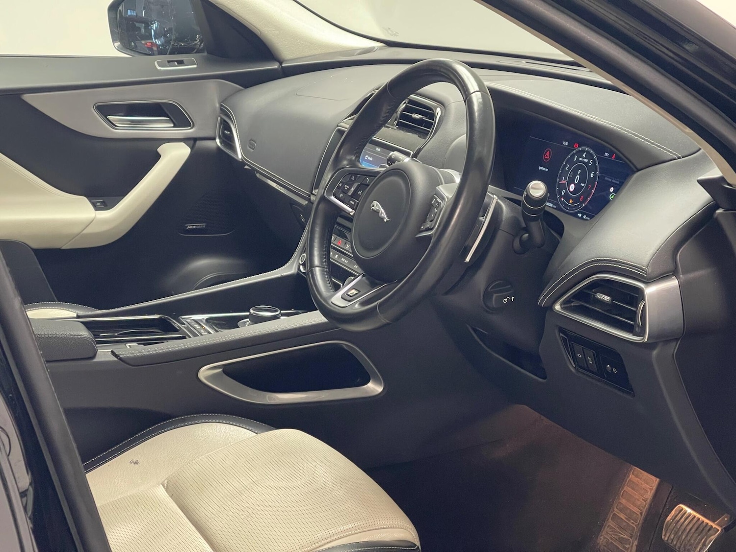 Used Jaguar F-Pace 2019 for sale - 76377842: Photo 7