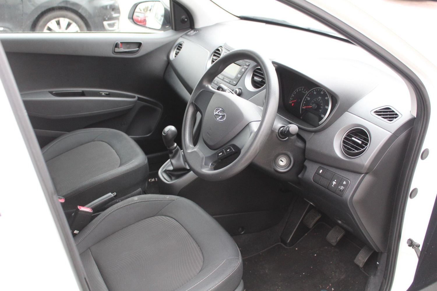 Used Hyundai i10 2018 for sale - 77305854: Photo 4