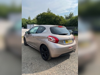 Used Peugeot 208 2012 for sale - 79324082: Photo