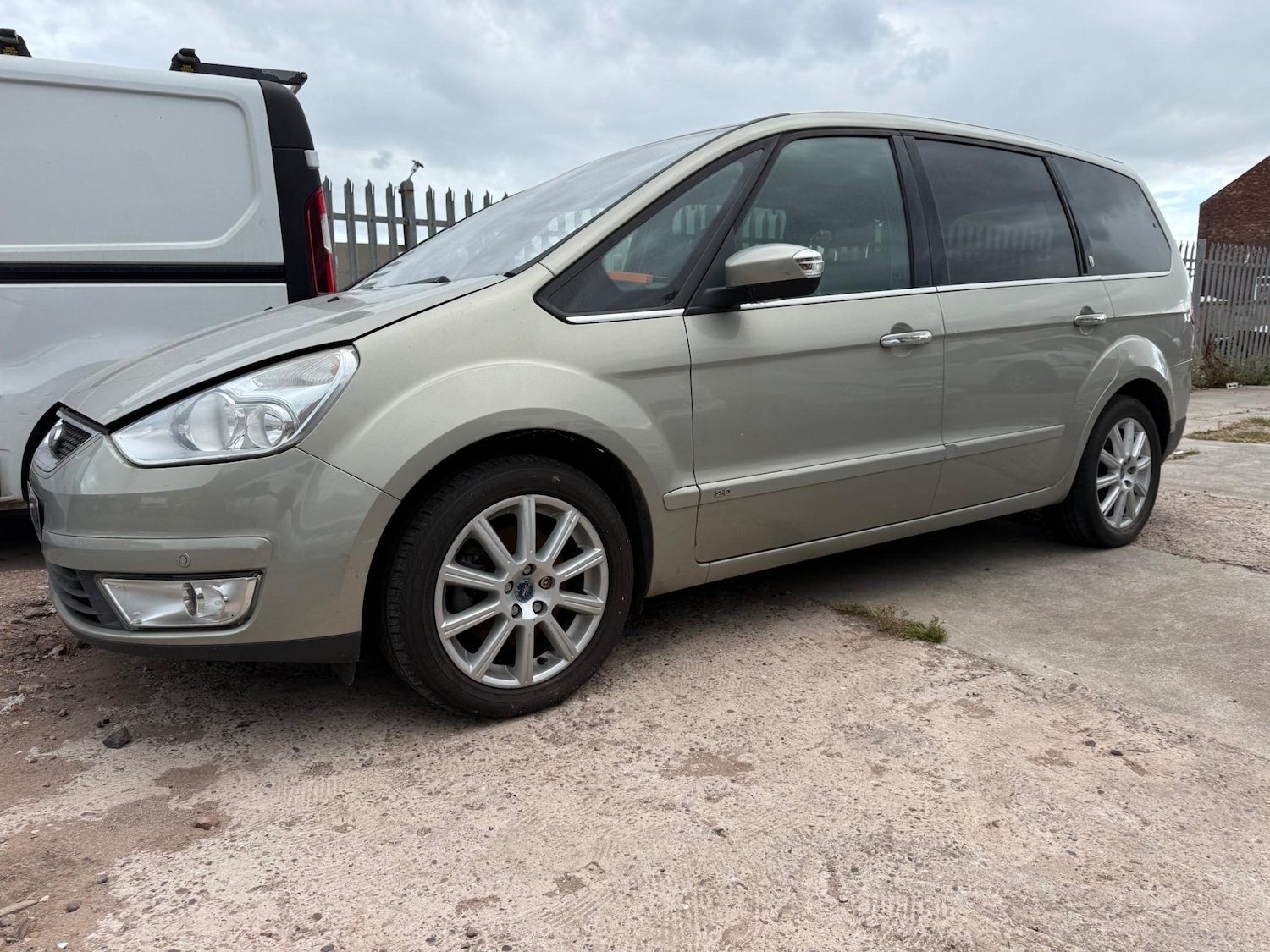 Used Ford Galaxy 2010 for sale - 77042311: Photo 2