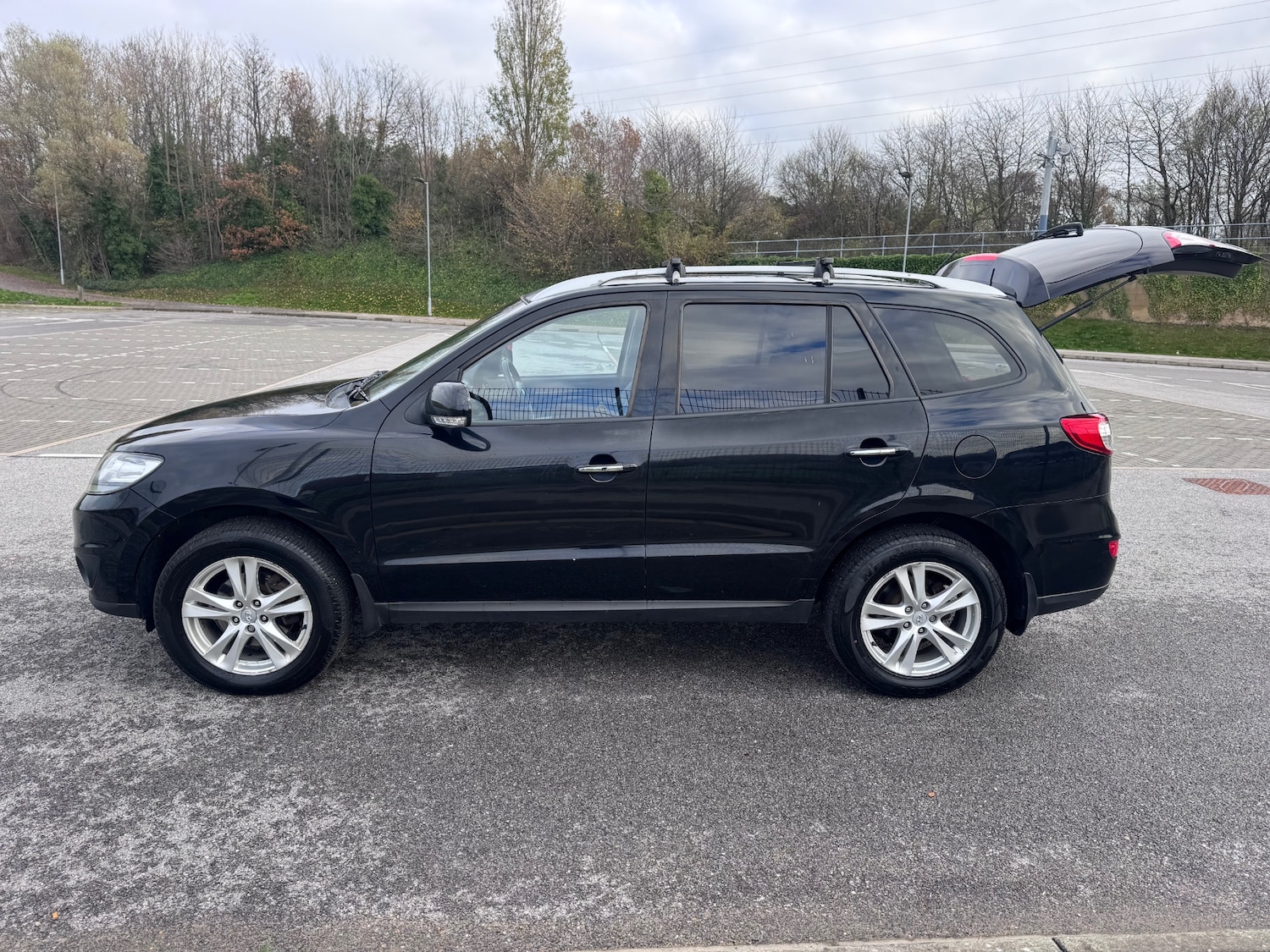 Used Hyundai Santa Fe 2011 for sale - 77020674: Photo 3