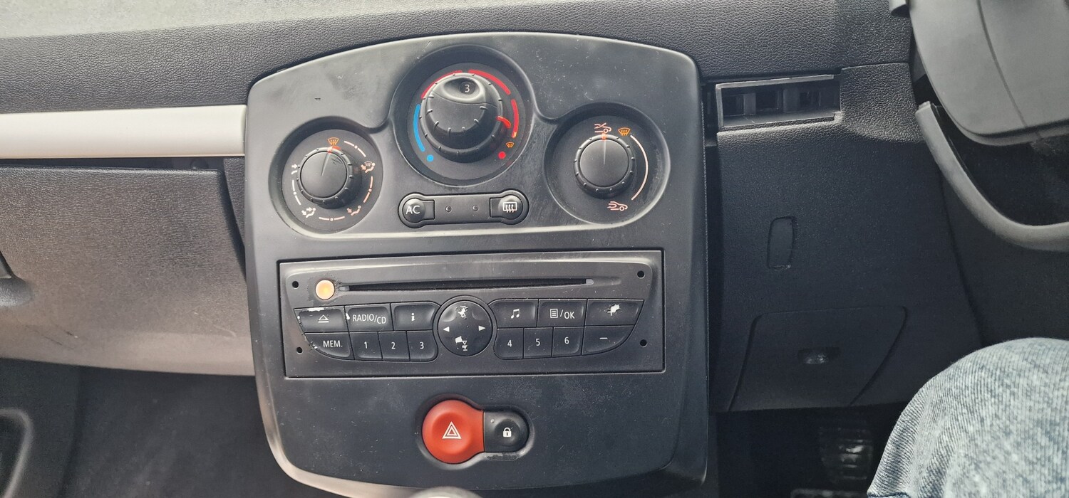 Used Renault Clio 2010 for sale - 77413980: Photo 15