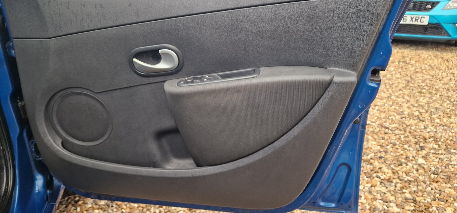 Used Renault Clio 2010 for sale - 77413980: Photo 22