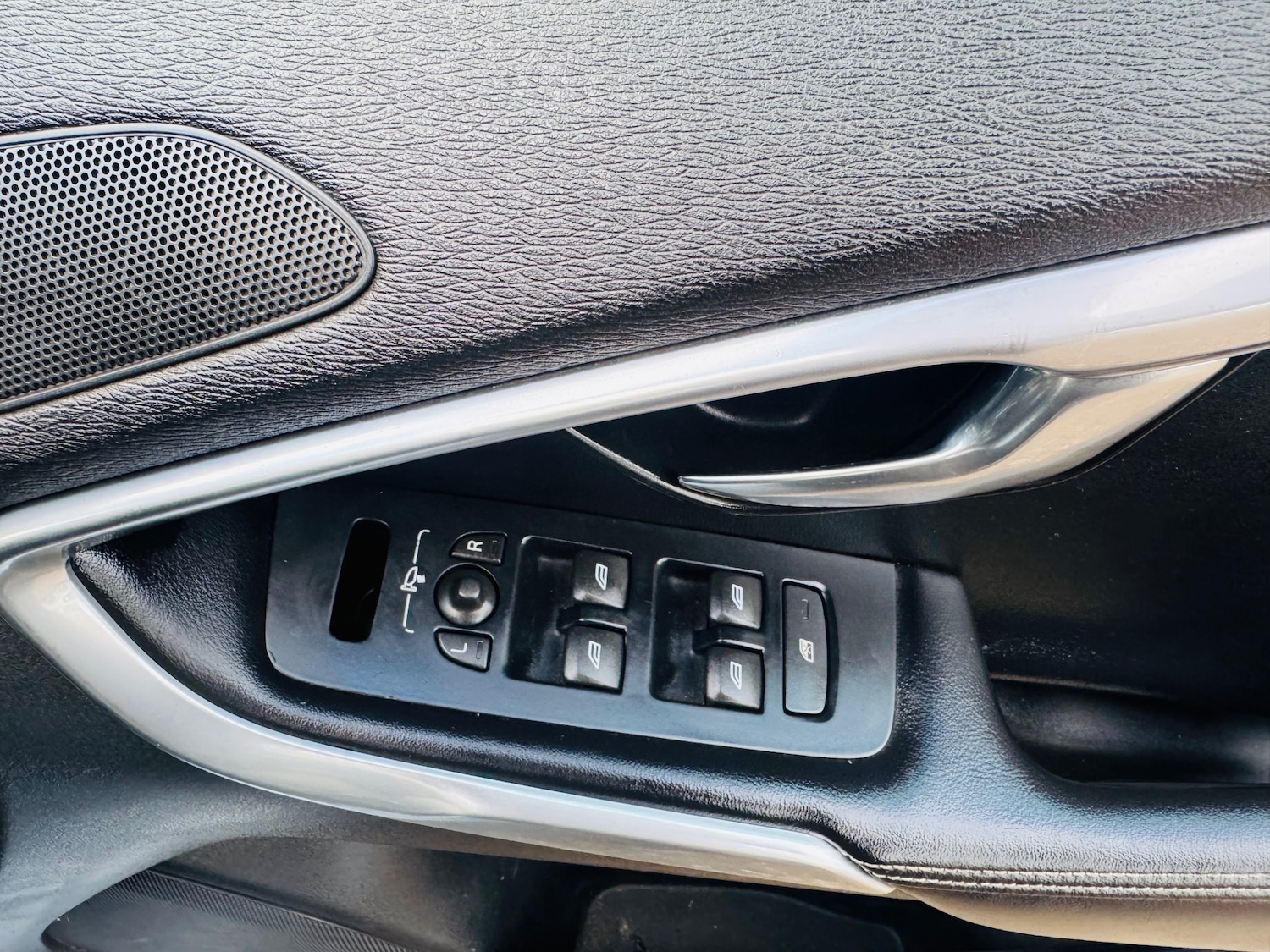 Used Volvo V40 2015 for sale - 77200844: Photo 27