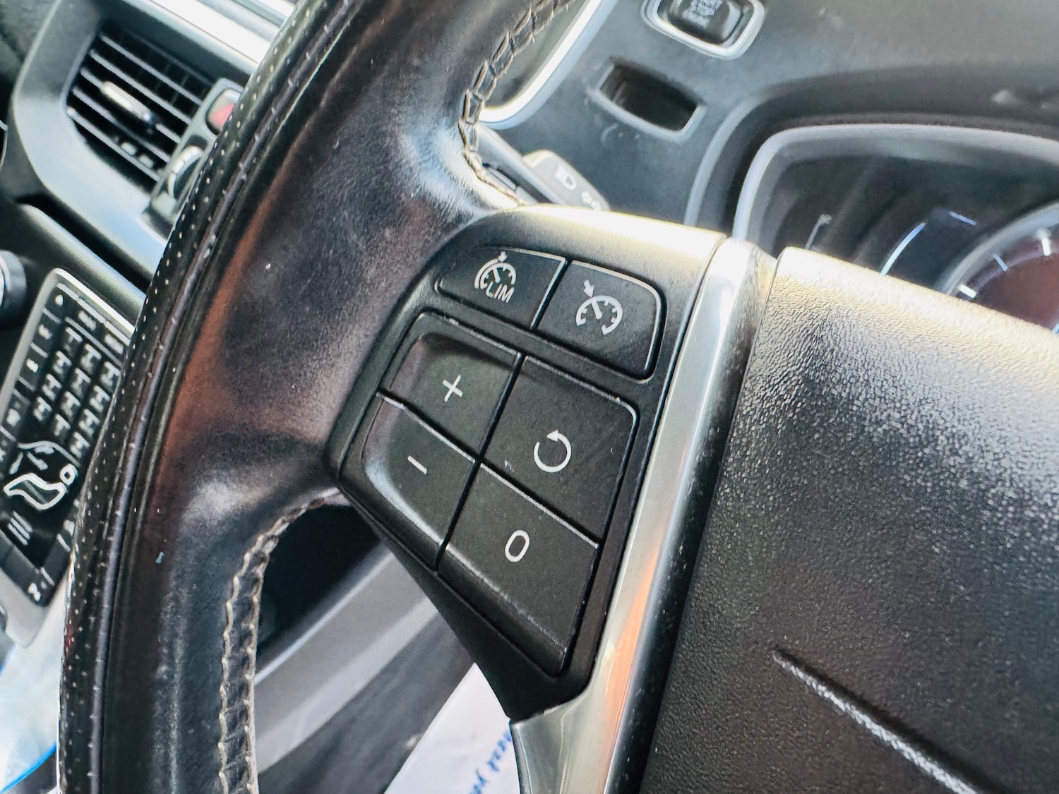 Used Volvo V40 2015 for sale - 77200844: Photo 28