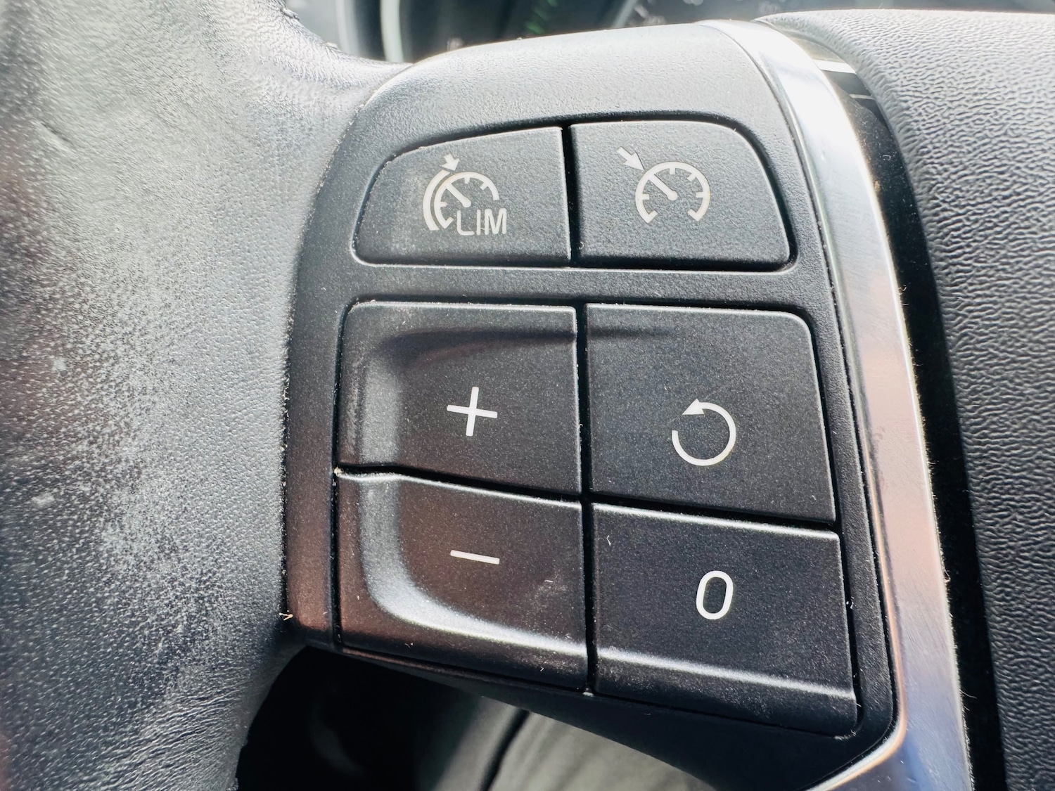 Used Volvo V40 2014 for sale - 77942203: Photo 18