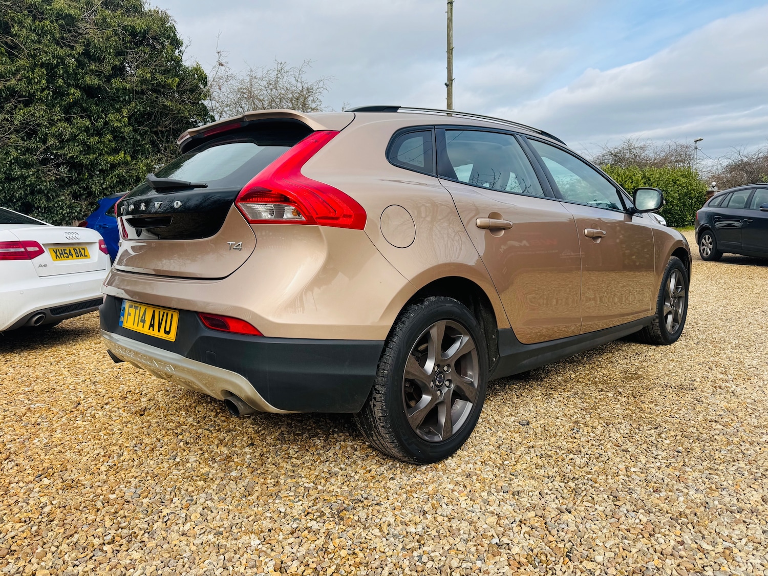 Used Volvo V40 2014 for sale - 77942203: Photo 9