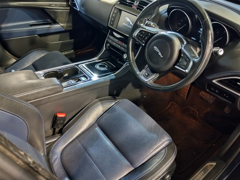 Used Jaguar XE 2016 for sale - 77336154: Photo 6