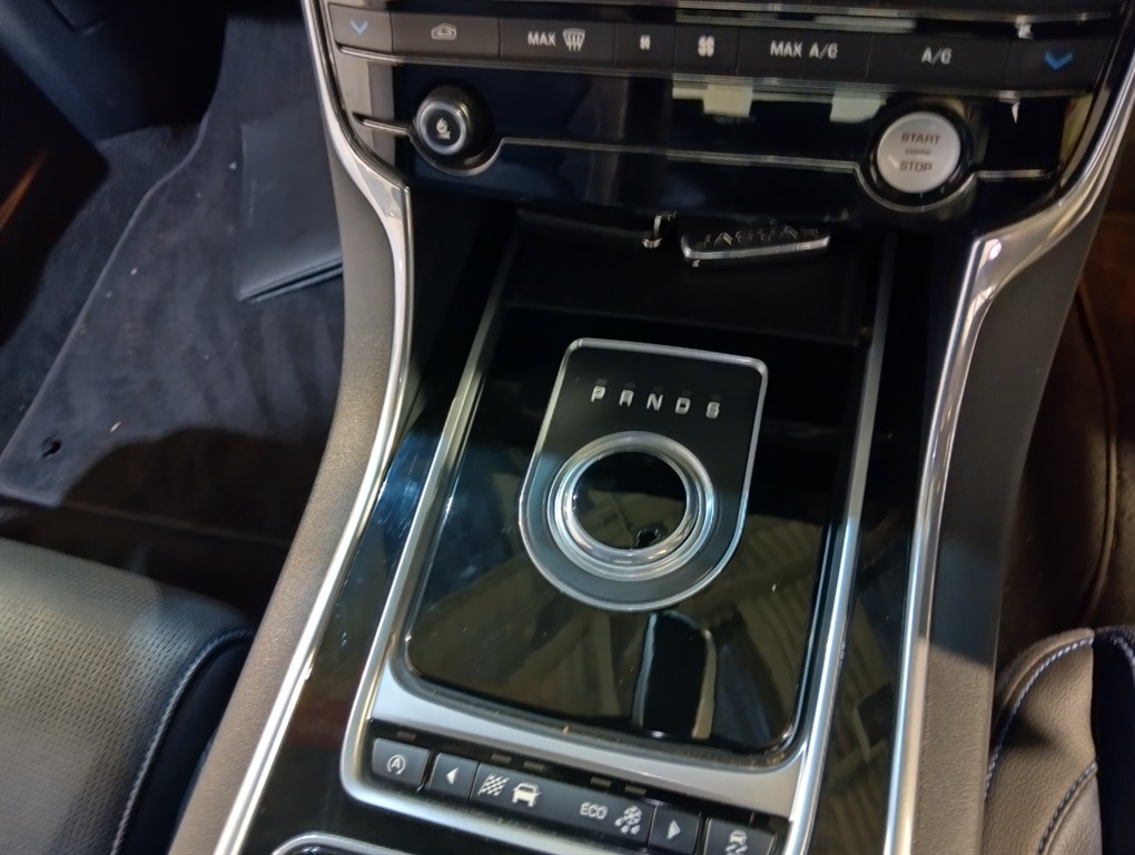 Used Jaguar XE 2016 for sale - 77336154: Photo 9