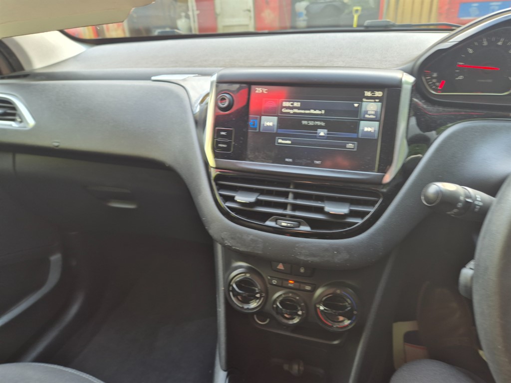 Used Peugeot 208 2014 for sale - 77336120: Photo 10