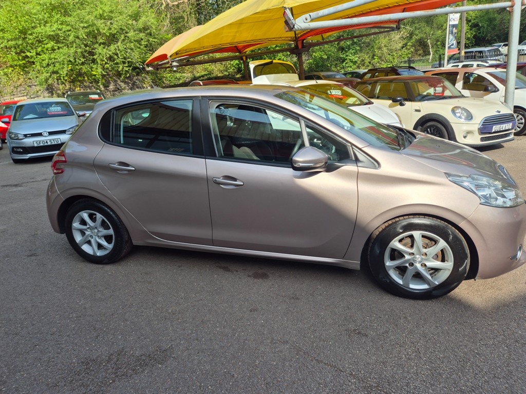 Used Peugeot 208 2014 for sale - 77336120: Photo 4