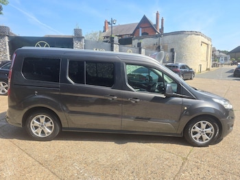 Used Ford Grand Tourneo Connect 2017 for sale - 78958845: Photo