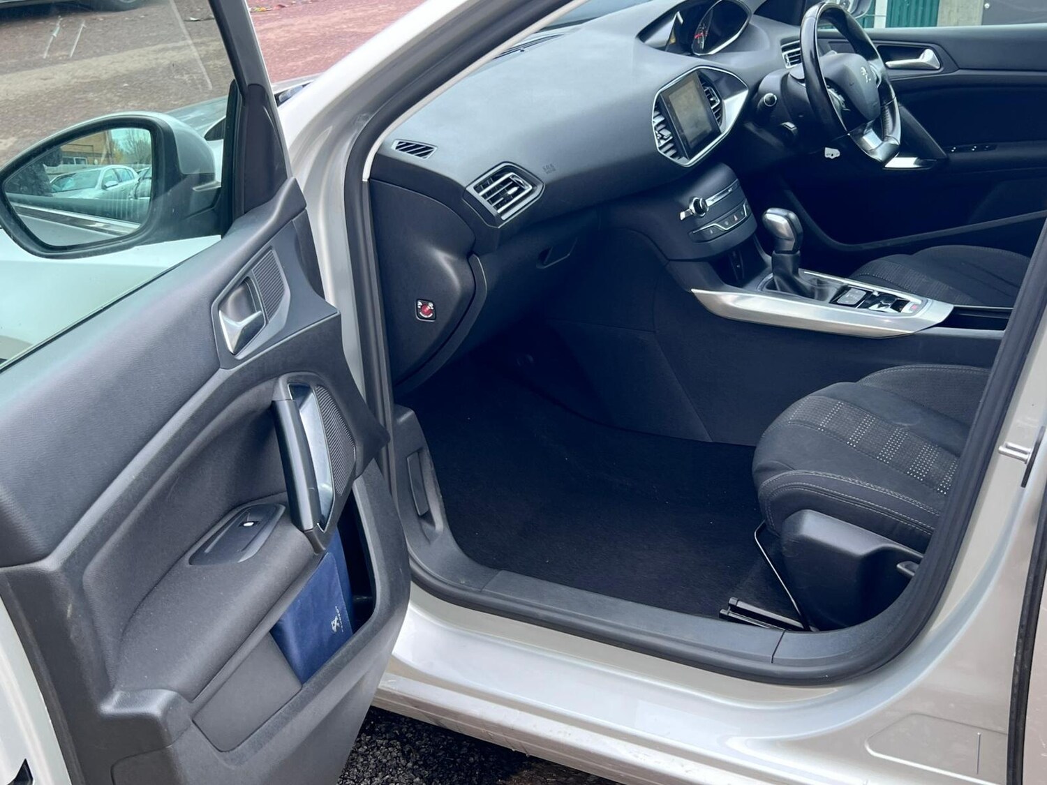 Used Peugeot 308 2016 for sale - 76436301: Photo 10