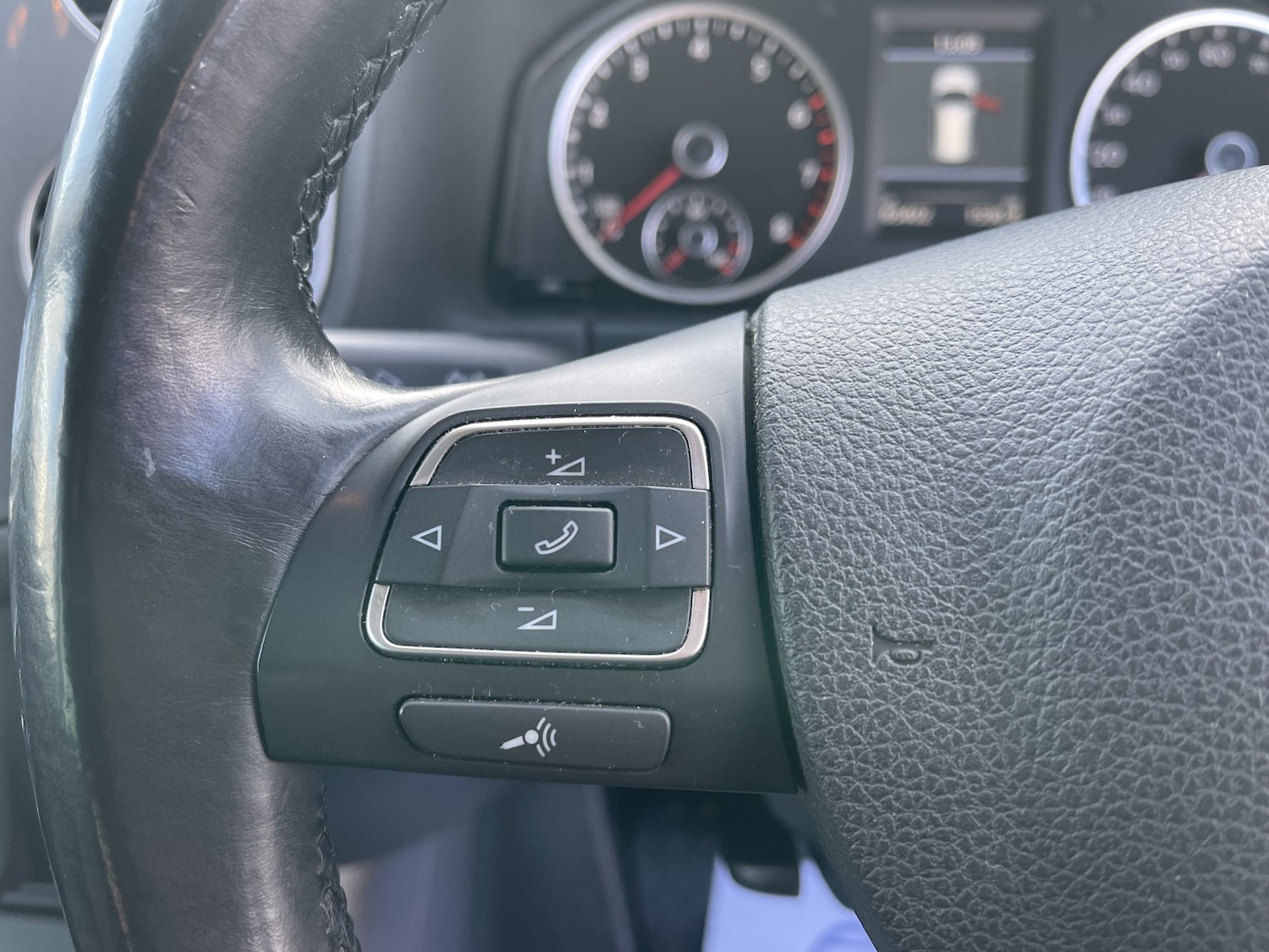 Used Volkswagen Tiguan 2011 for sale - 77237130: Photo 51