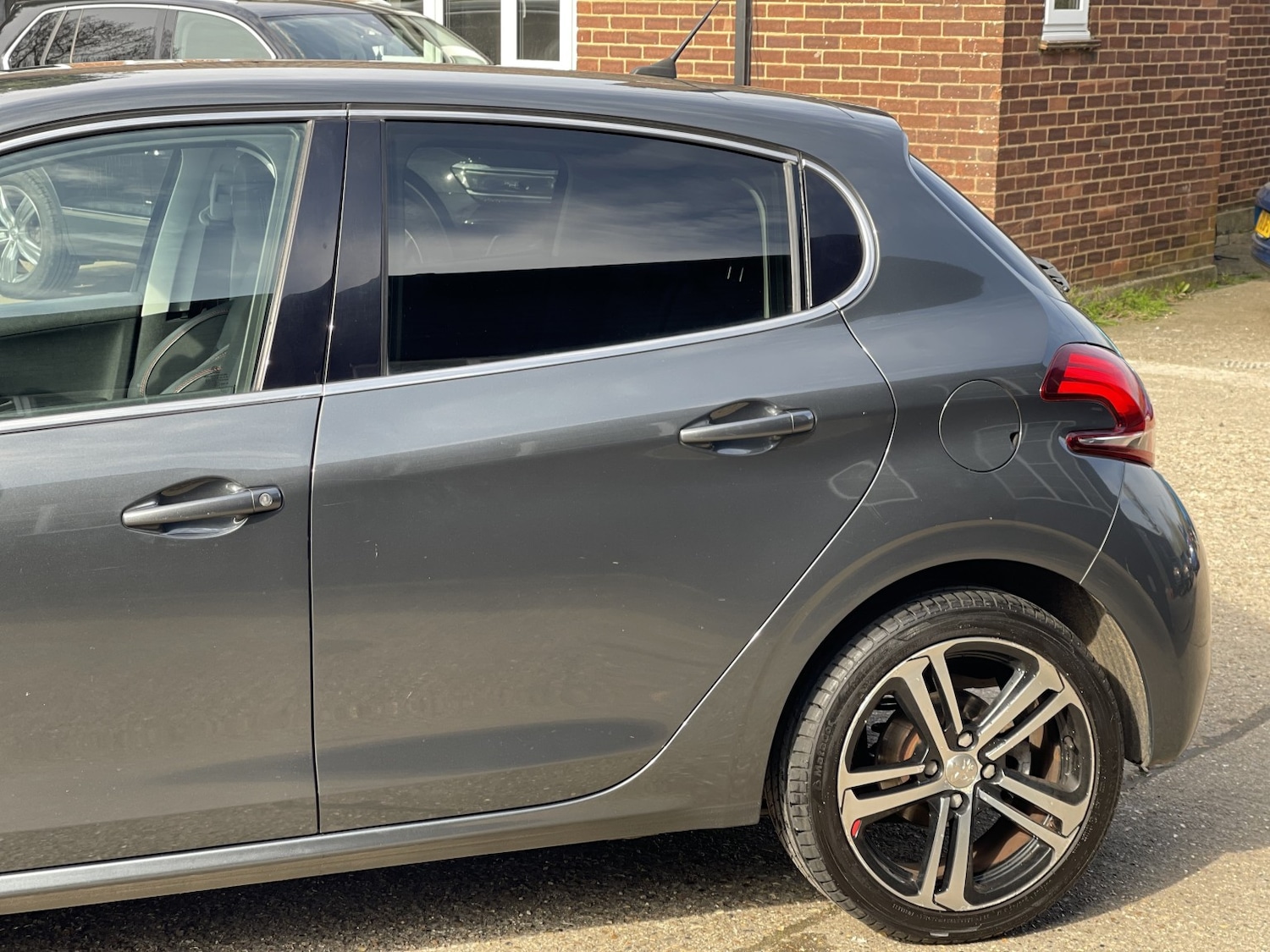 Used Peugeot 208 2016 for sale - 77981819: Photo 19