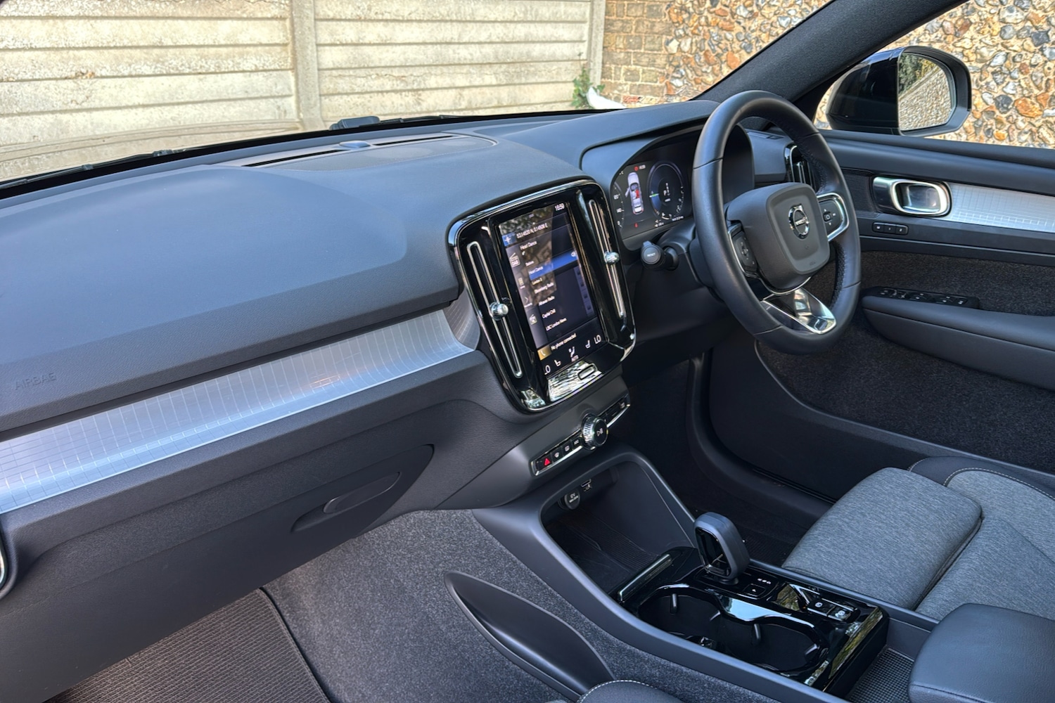 Used Volvo XC40 2023 for sale - 76087654: Photo 11