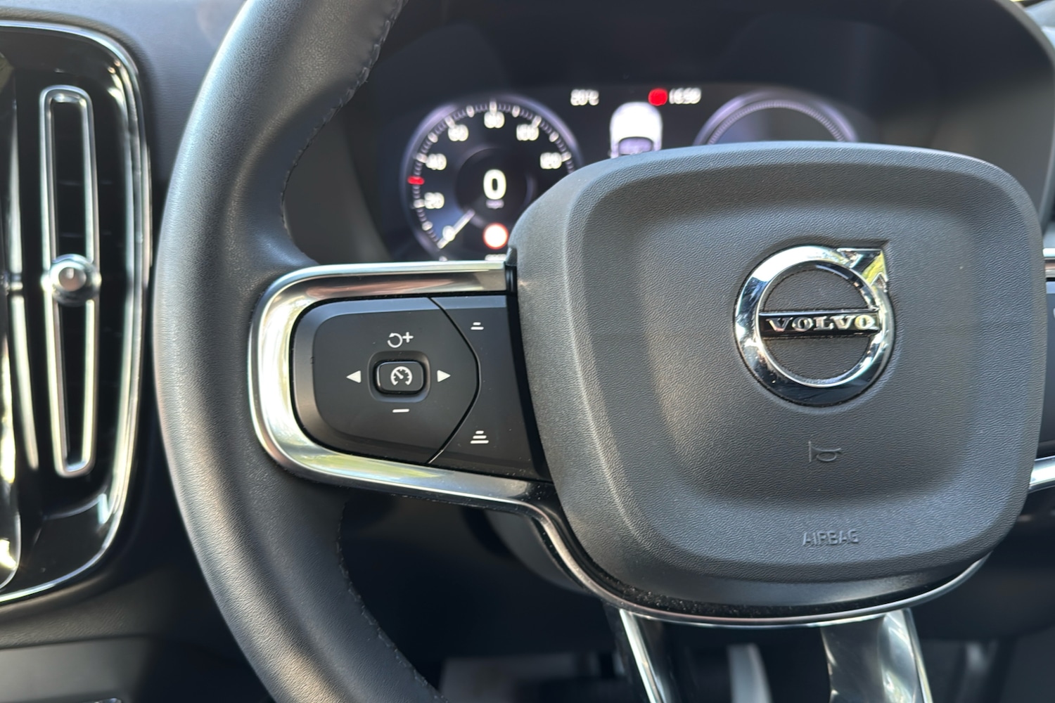 Used Volvo XC40 2023 for sale - 76087654: Photo 17