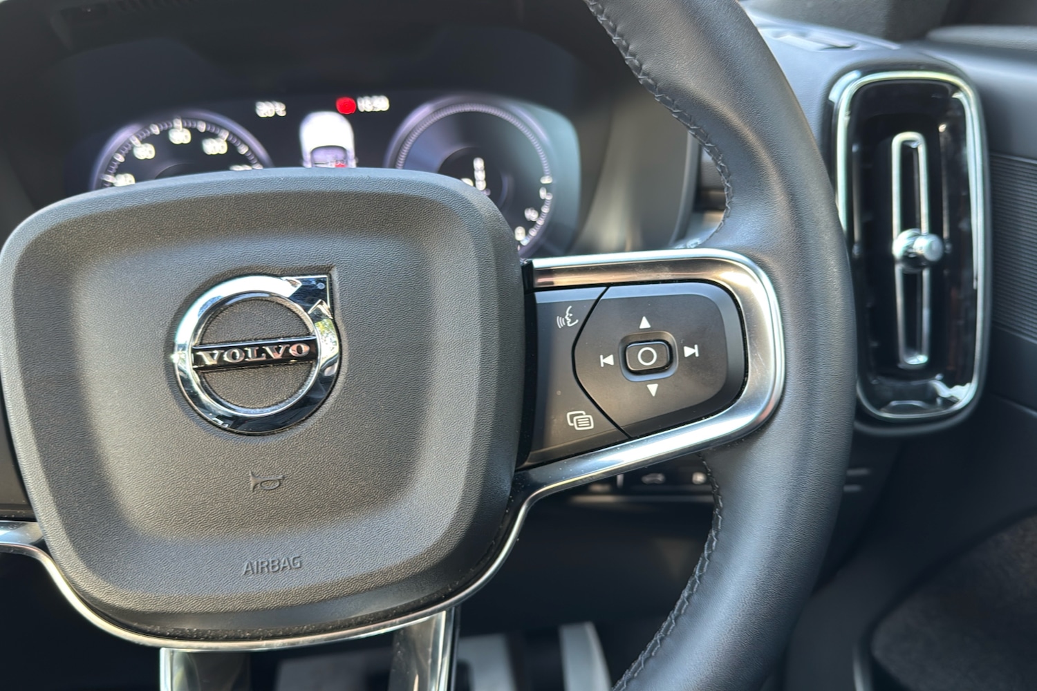 Used Volvo XC40 2023 for sale - 76087654: Photo 18