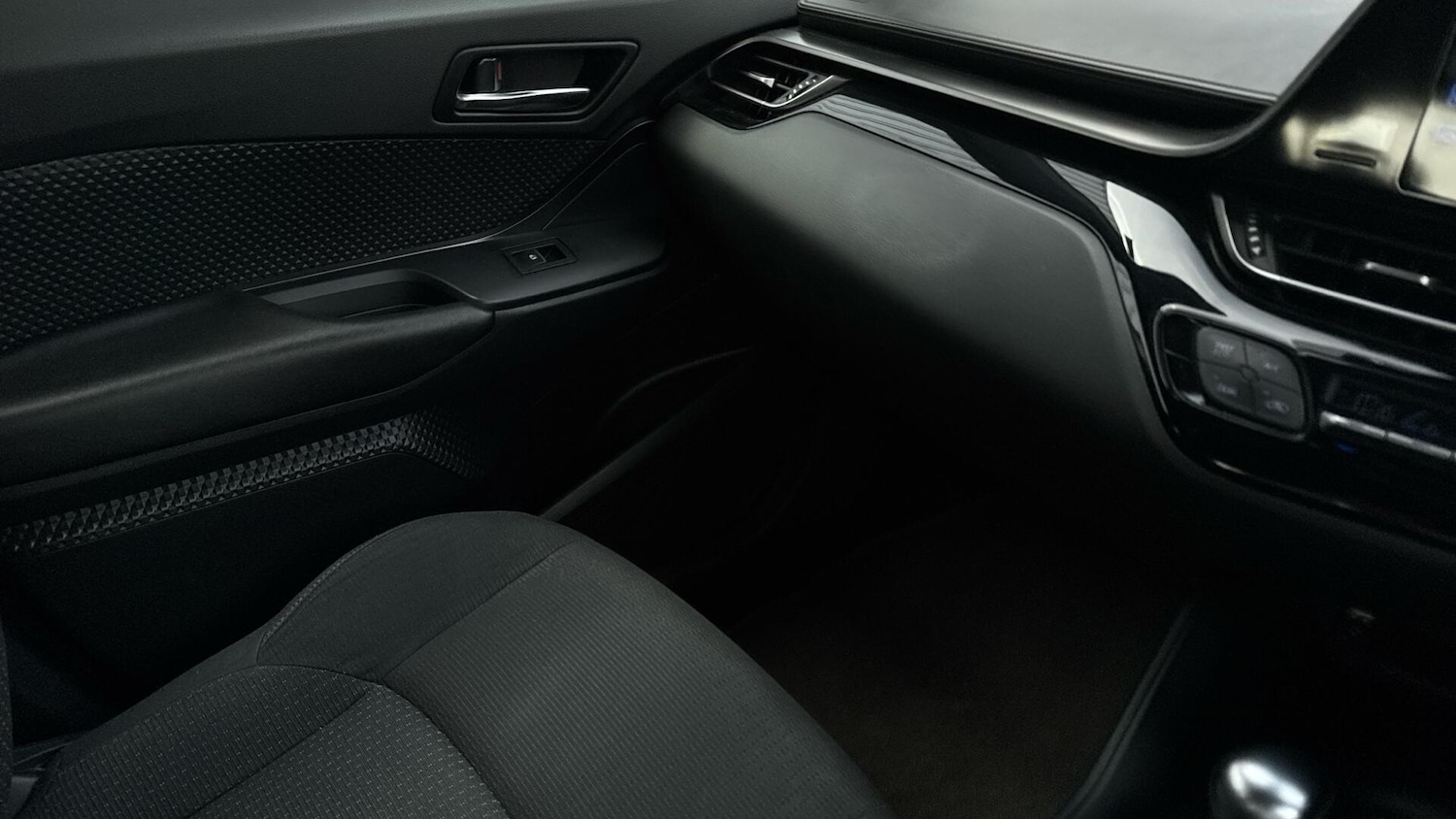 Used Toyota C-HR 2017 for sale - 78035188: Photo 53