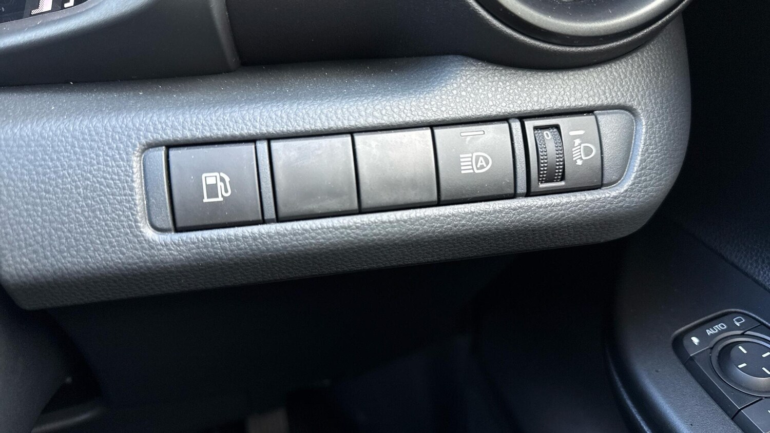 Used Toyota C-HR for sale - 77807671: Photo 34