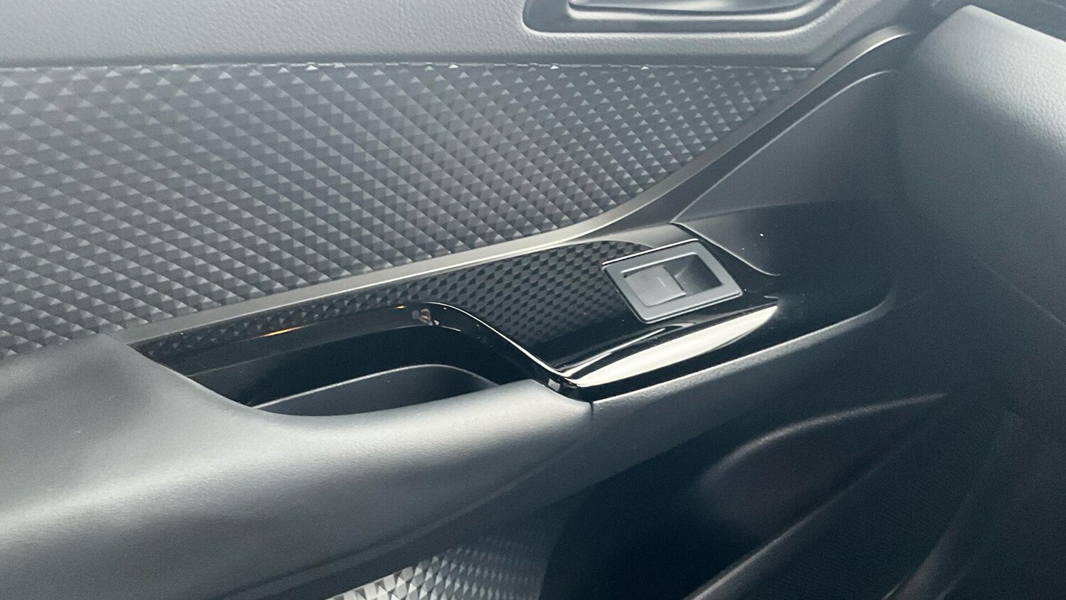 Used Toyota C-HR for sale - 77940239: Photo 44