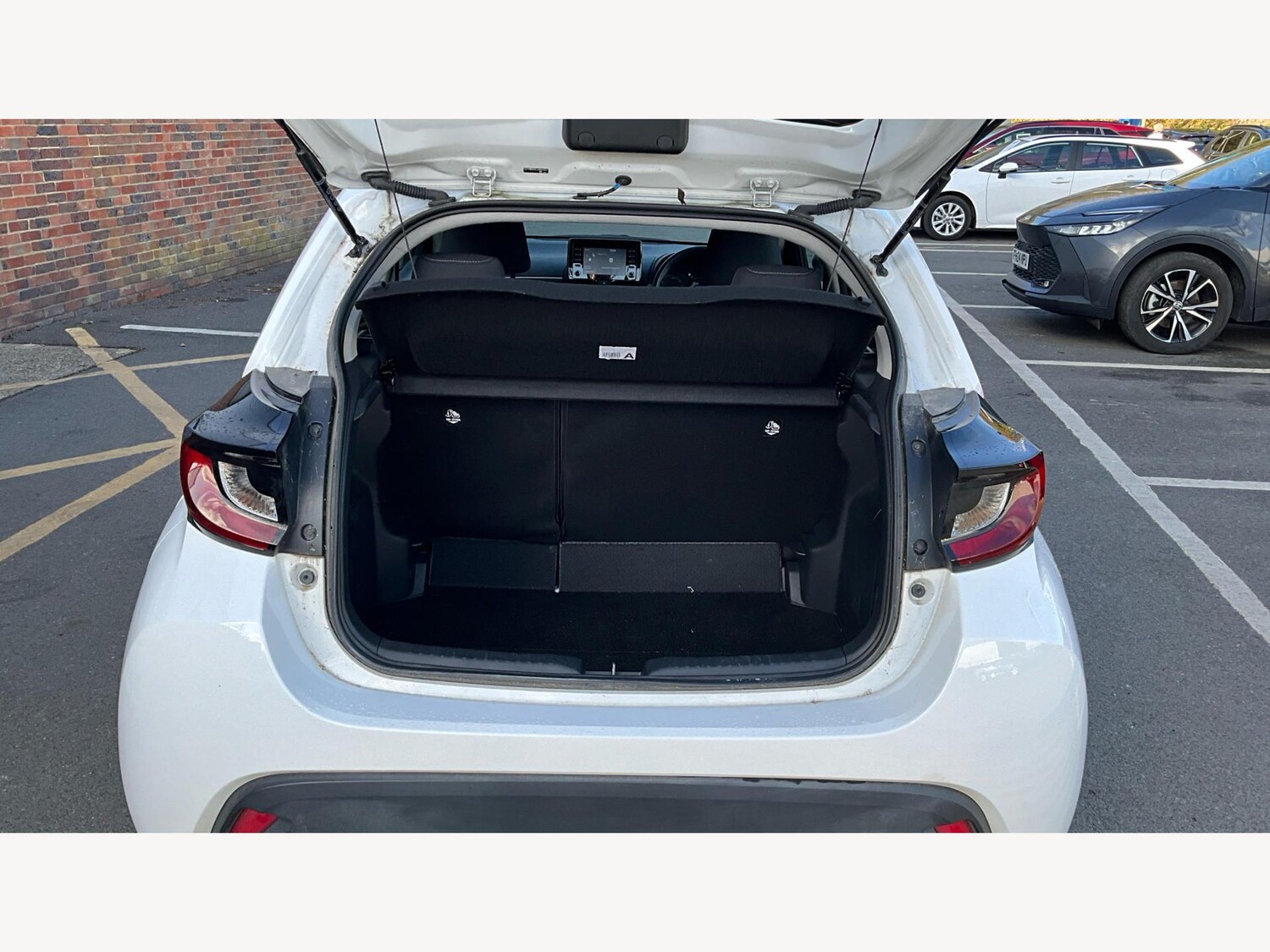 Used Toyota Yaris for sale - 77001141: Photo 16