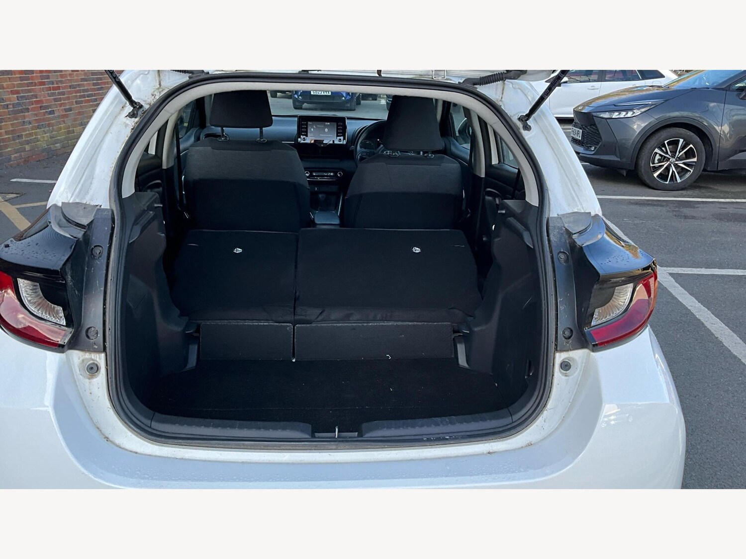 Used Toyota Yaris for sale - 77001141: Photo 24