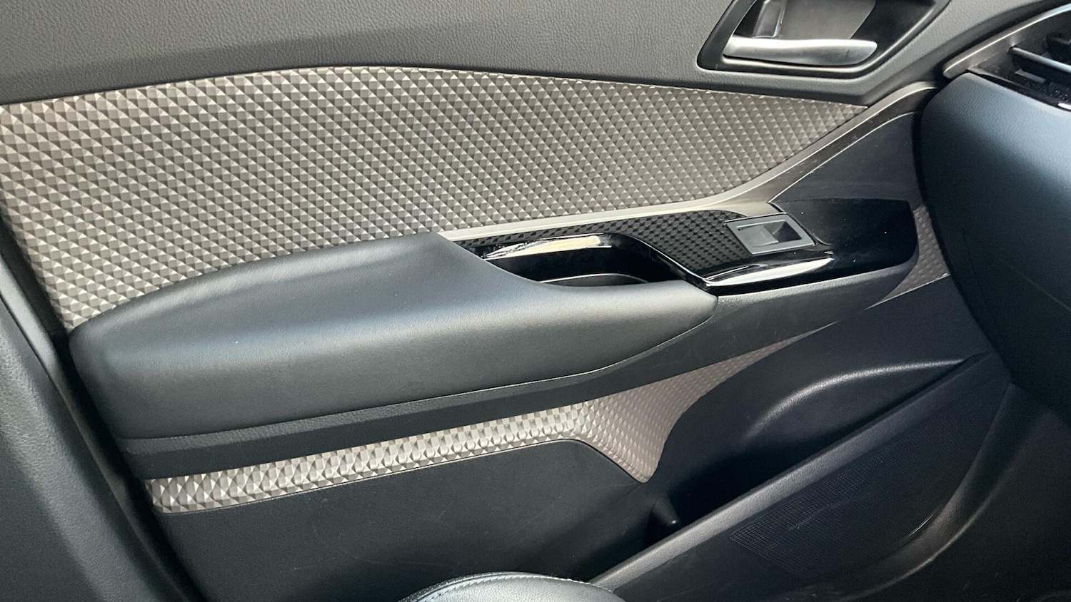 Used Toyota C-HR 2023 for sale - 76781651: Photo 39