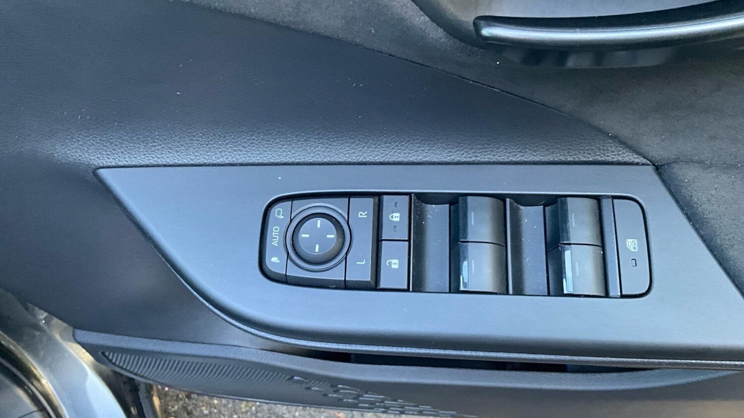 Used Toyota C-HR for sale - 76528084: Photo 35