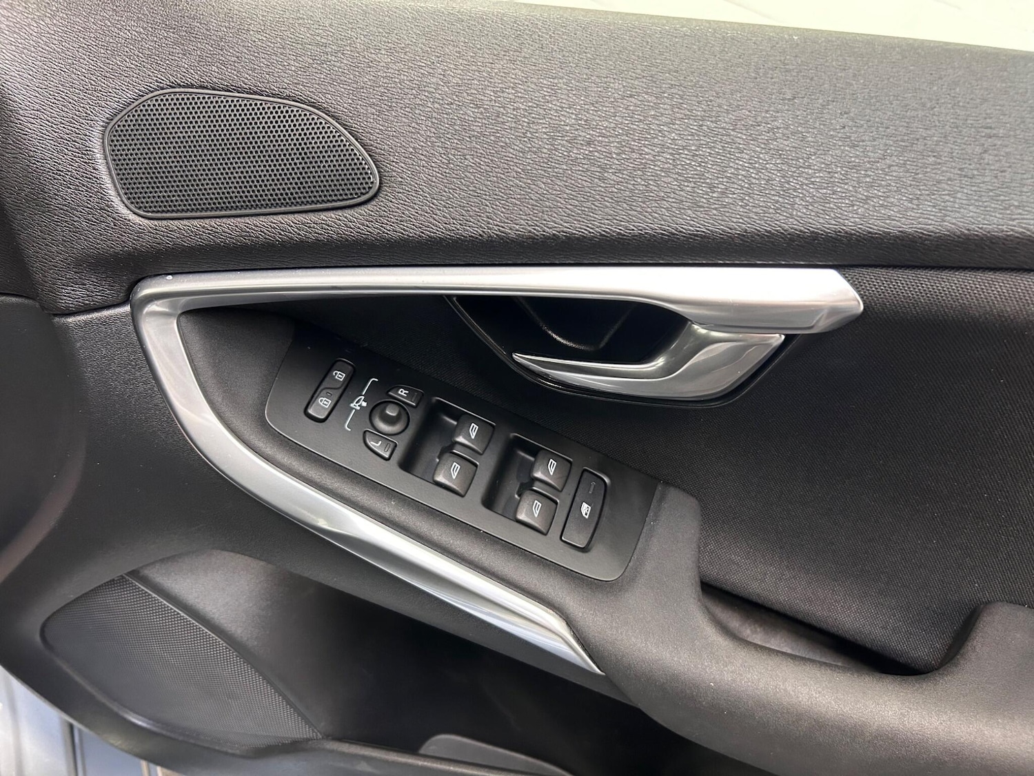 Used Volvo V40 2017 for sale - 76612916: Photo 30