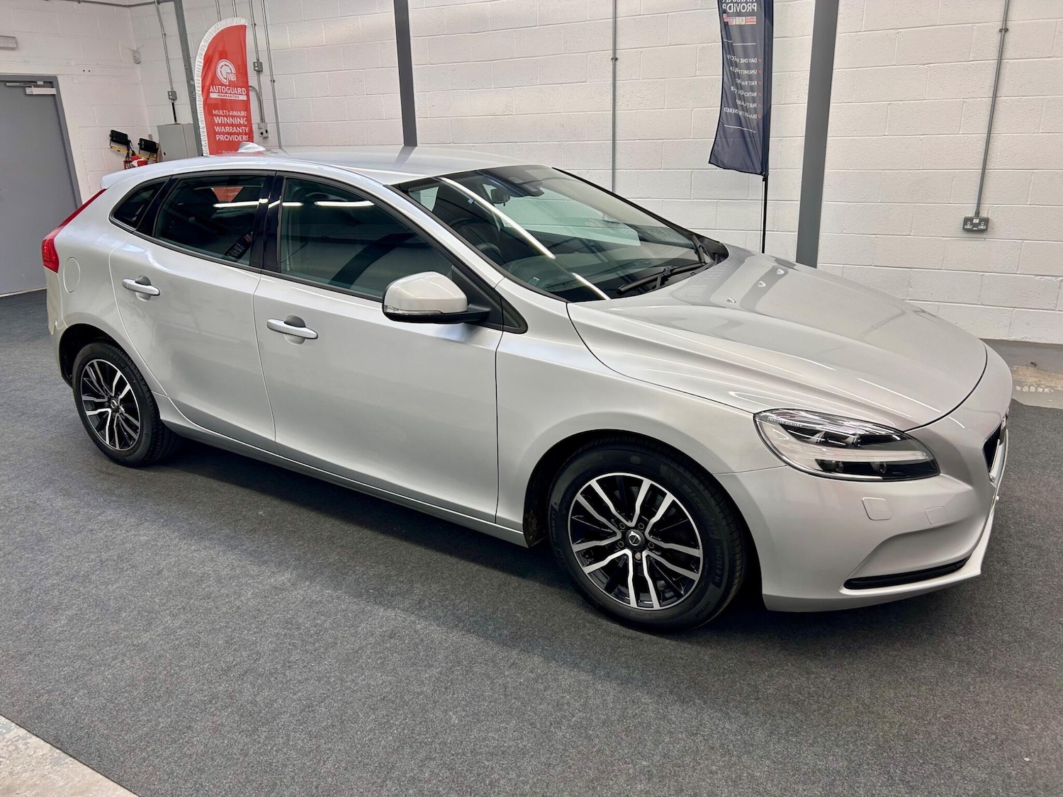 Used Volvo V40 2017 for sale - 76612916: Photo 8