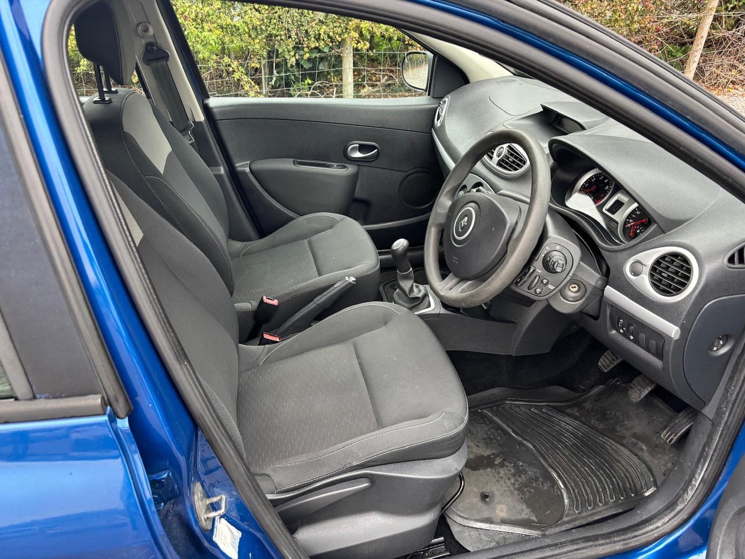 Used Renault Clio 2010 for sale - 76273128: Photo 12