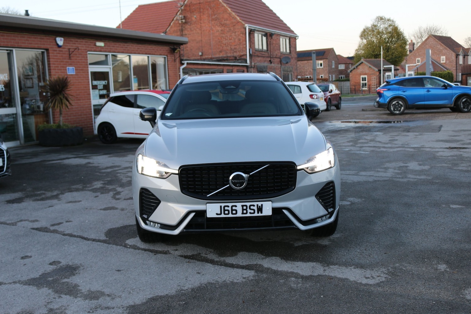 Used Volvo XC60 2023 for sale - 76785038: Photo 2