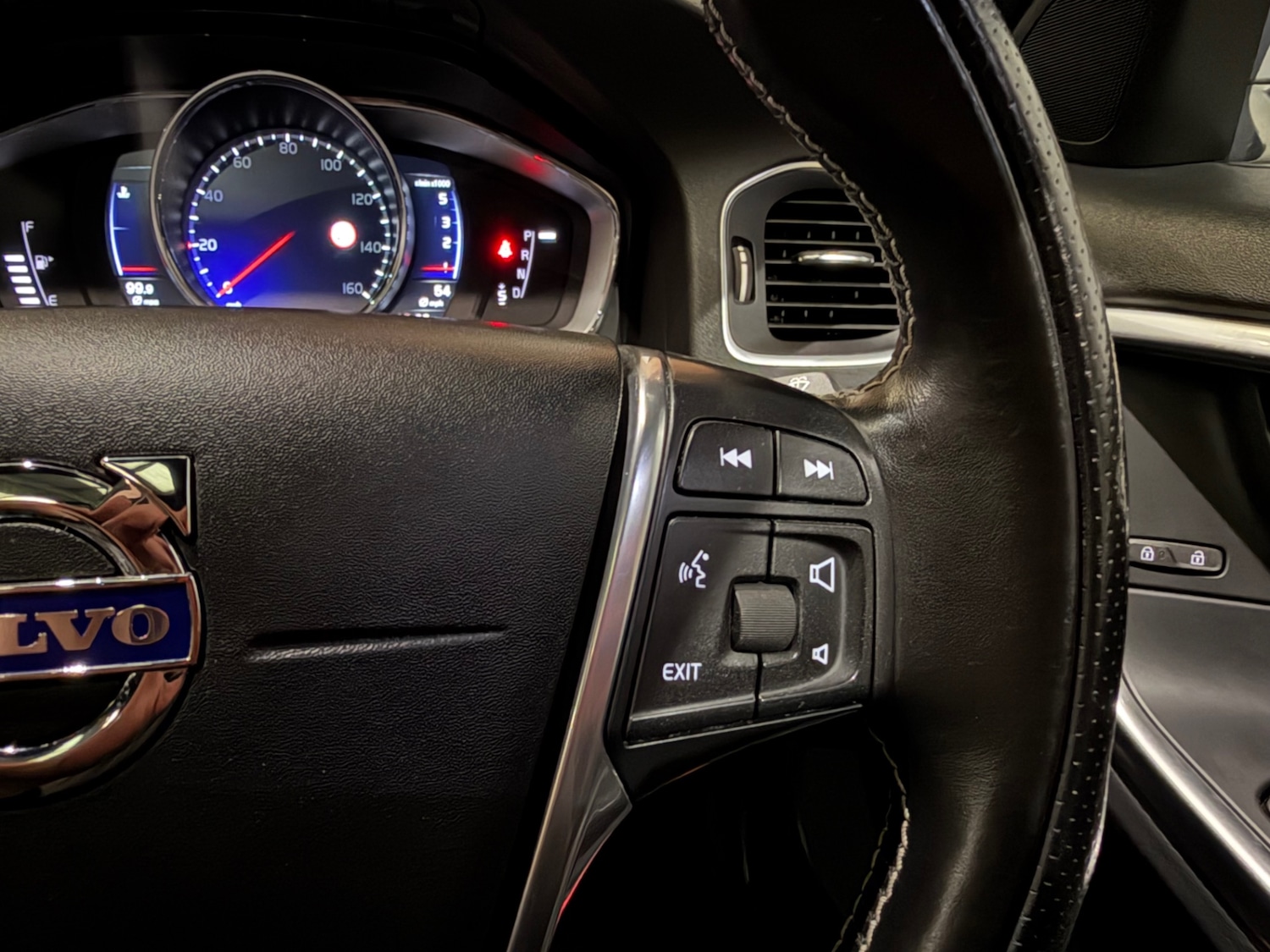 Used Volvo V60 2017 for sale - 77639403: Photo 36