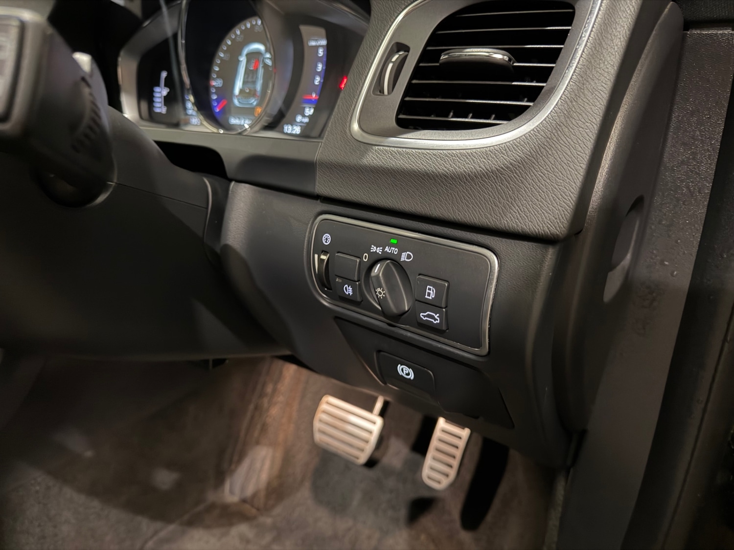 Used Volvo V60 2017 for sale - 77639403: Photo 38