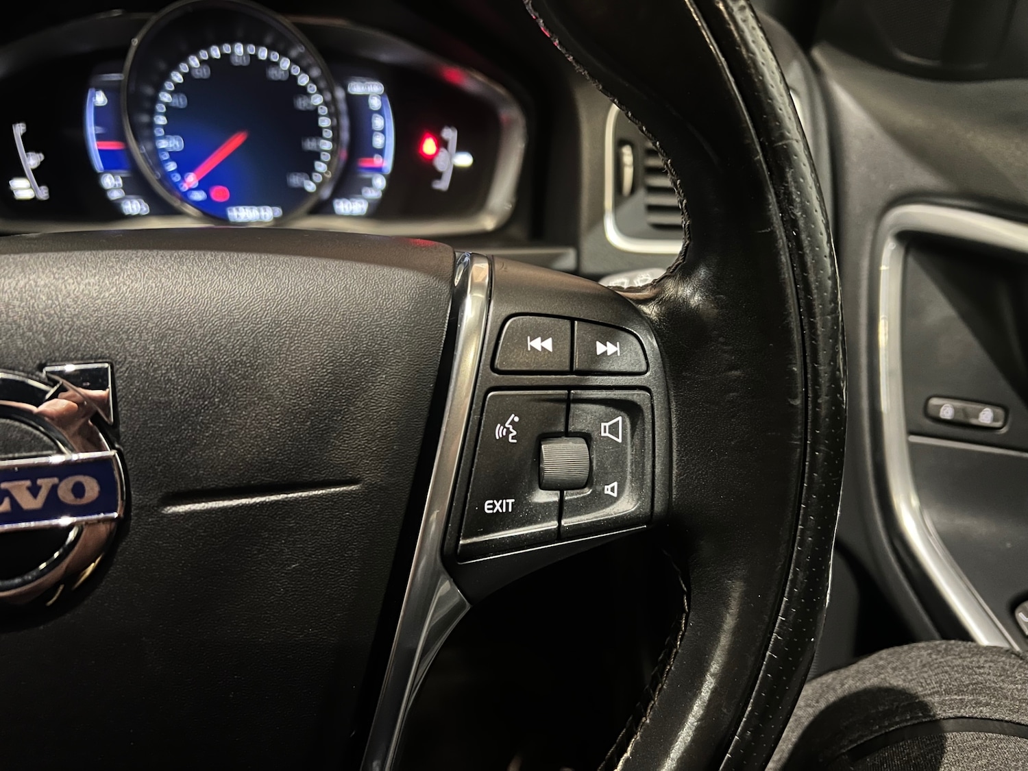 Used Volvo V60 2016 for sale - 76858924: Photo 36