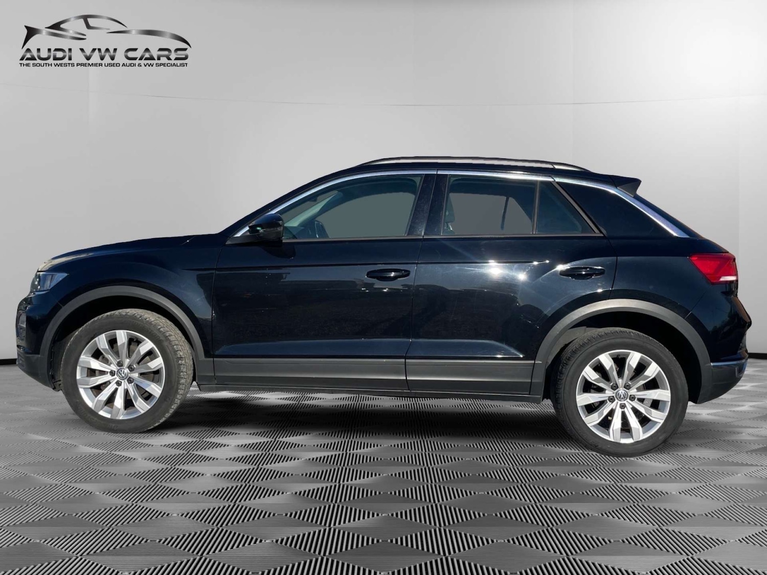 Used Volkswagen T-Roc 2018 for sale - 77937239: Photo 2